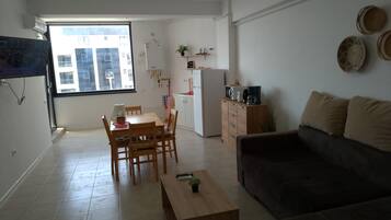 Apartment, 1 Bedroom, Accessible, Smoking | Living room