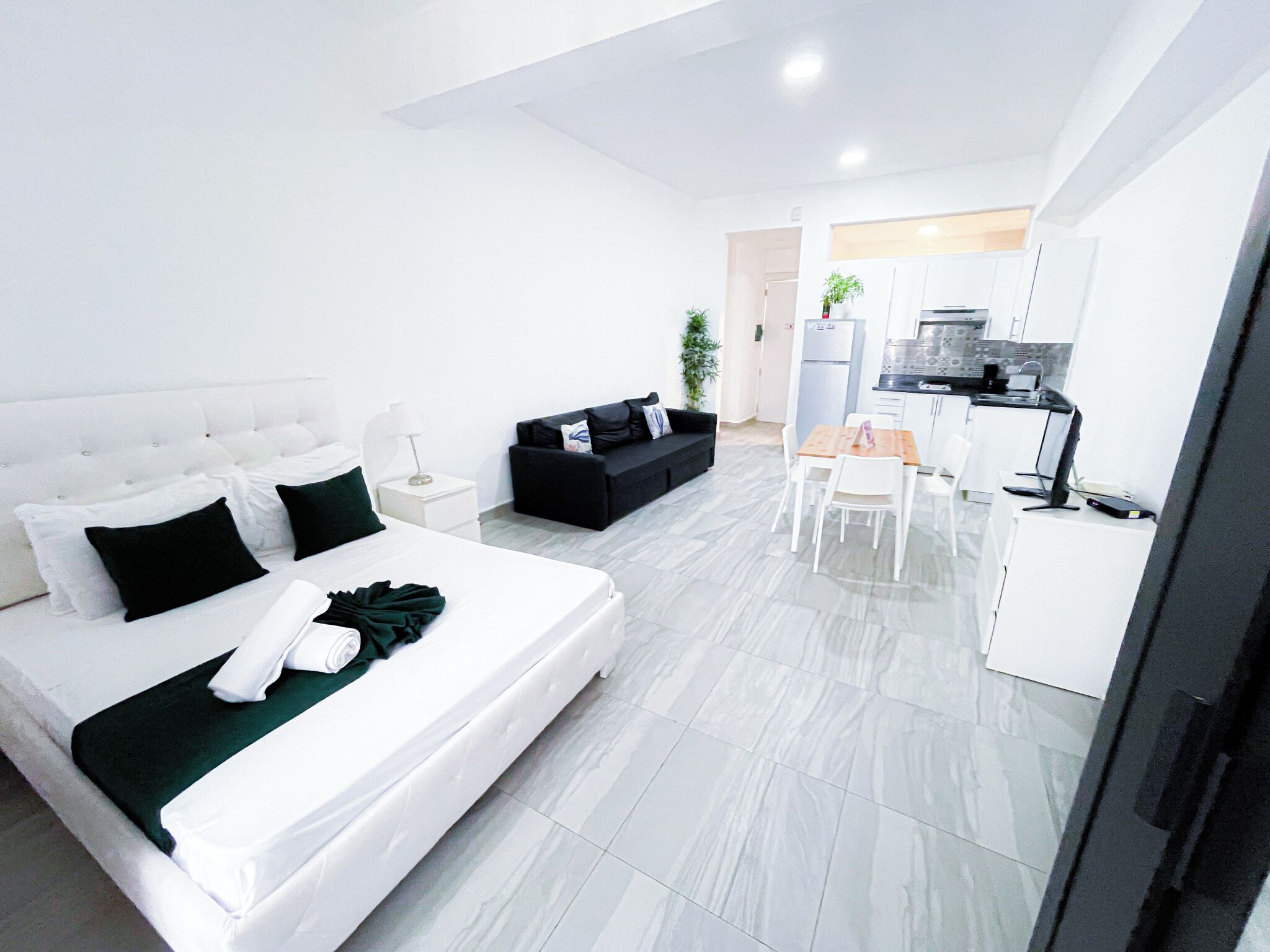 Estúdio superior, 1 cama Queen e sofá-cama, acesso à piscina, vista para a cidade | Roupas de cama de algodão egípcio, roupas de cama premium