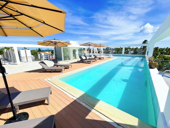 Outdoor pool, open 7:00 AM to 6:00 PM, pool umbrellas, sun loungers - STUDIOS ROOFTOP POOL & BEACH (Punta Cana)