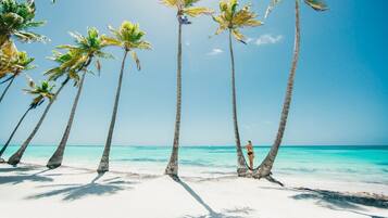 Una playa cerca, arena blanca, toallas de playa, masajes en la playa