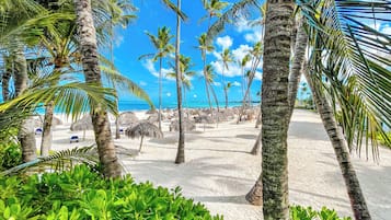 Nær stranden, hvit sand, strandhåndklær og massasje på stranden