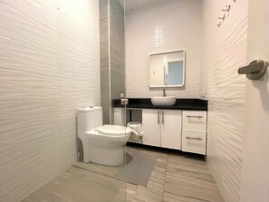 Exclusive Studio, Resort View | Bathroom | Free toiletries, towels, soap, shampoo