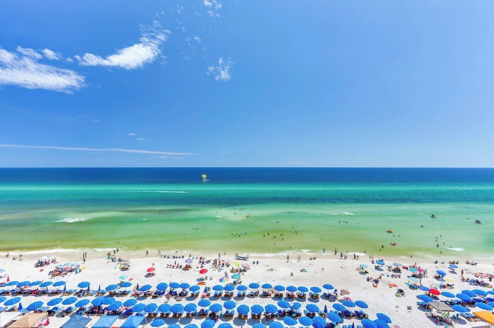 På stranden, solsenger og strandhåndklær