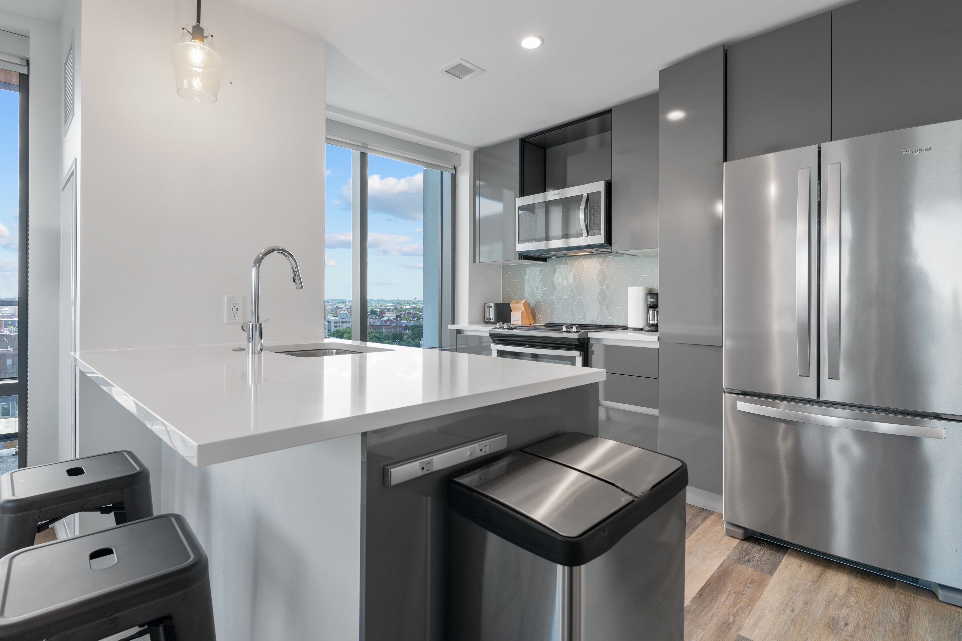 Een koelkast, een magnetron, een oven, een kookplaat