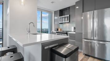 Een koelkast, een magnetron, een oven, een kookplaat