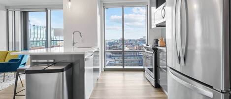 Refrigerador, microondas, horno y parrilla de estufa