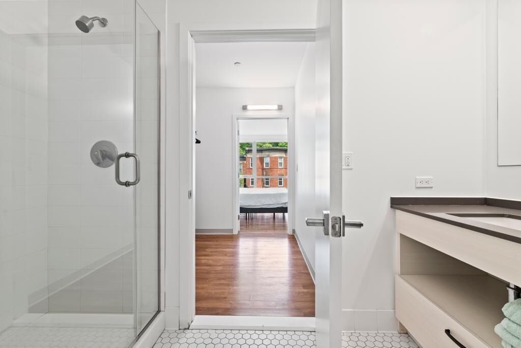 Een haardroger, handdoeken, zeep, shampoo