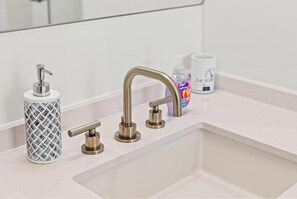 Een haardroger, handdoeken, zeep, shampoo