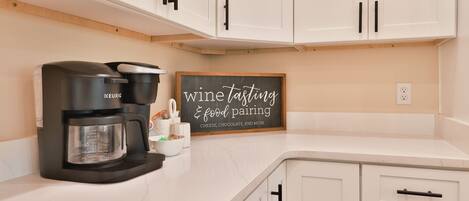 Kylskåp, mikrovågsugn, ugn och spishäll