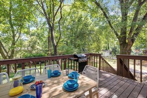 Outdoor dining - 5BR, Pet Friendly, Game Rm, Quail Hollow Hideaway (Charlotte)