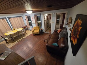 Smart TV, libros y estéreo