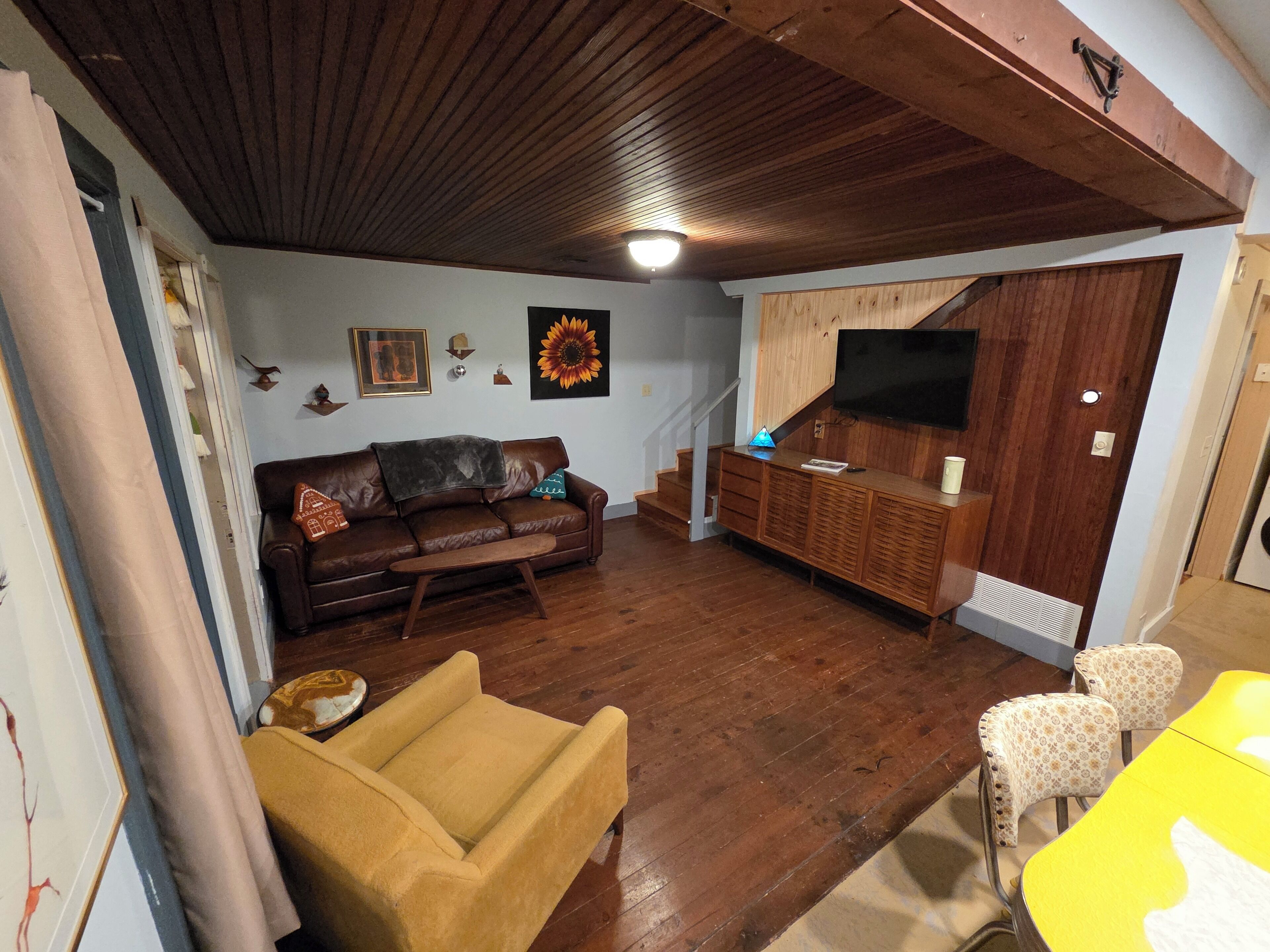 TV connectée, livres, chaîne hi-fi