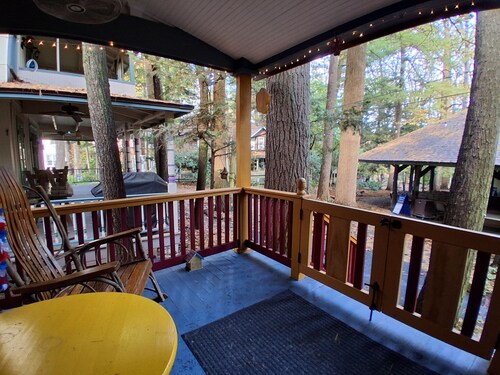 Delightful cottage with AC and Heat in charming Mount Gretna for year-round FUN!