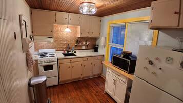 雪櫃、微波爐、焗爐、爐具