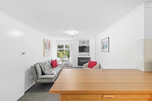 Charming Maning Ave - 2 Bedroom Unit