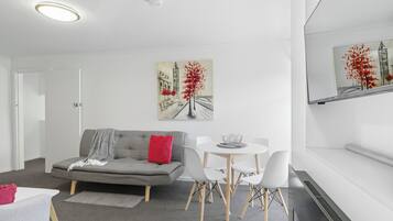 Classic Apartment, Garden View | Living area