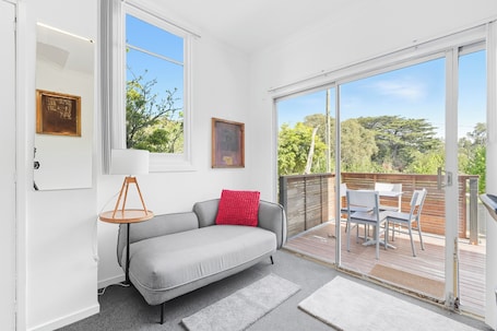 Classic Apartment, Garden View. Charming Maning Ave - 2 Bedroom Unit