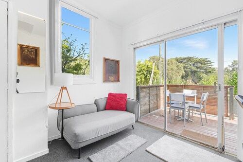 Charming Maning Ave - 2 Bedroom Unit