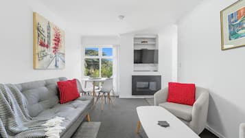 Klassiek appartement, uitzicht op tuin | Woonruimte | Flatscreentelevisie