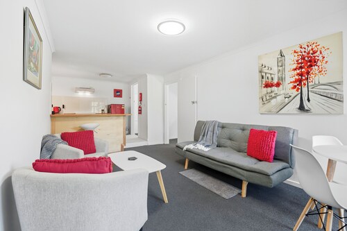 Charming Maning Ave - 2 Bedroom Unit