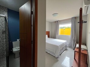 Basic Apartment | Bathroom | Shower, hair dryer, toilet paper - Condomínio Tranquilo 350m da Praia (Porto Seguro)