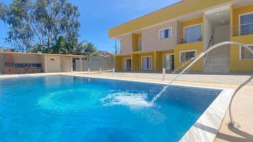 Apartamento básico | Piscina | Una piscina al aire libre