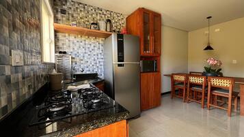 Basic-Apartment | Eigene Küche | Kühlschrank, Mikrowelle, Herdplatte, Kochgeschirr/Geschirr/Besteck