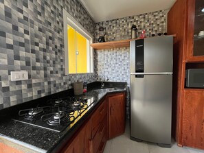 Basic Apartment | Private kitchen | Fridge, microwave, stovetop, cookware/dishes/utensils - Condomínio Tranquilo 350m da Praia (Porto Seguro)