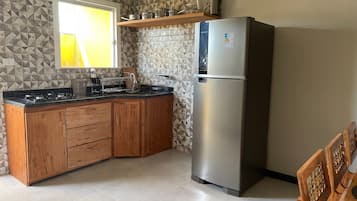 Basic-Apartment | Eigene Küche | Kühlschrank, Mikrowelle, Herdplatte, Kochgeschirr/Geschirr/Besteck