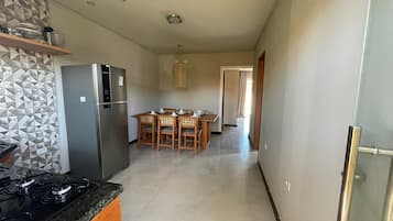 Basic Apartment | Private kitchen | Fridge, microwave, stovetop, cookware/dishes/utensils