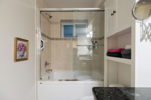 Cozy 3BR Surrey House | Near Hwy 99 & White Rock