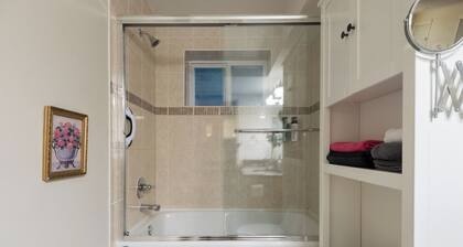 Cozy 3BR Surrey House | Near Hwy 99 & White Rock