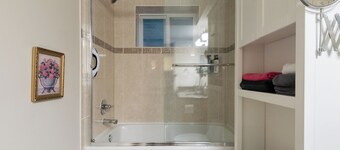 Cozy 3BR Surrey House | Near Hwy 99 & White Rock