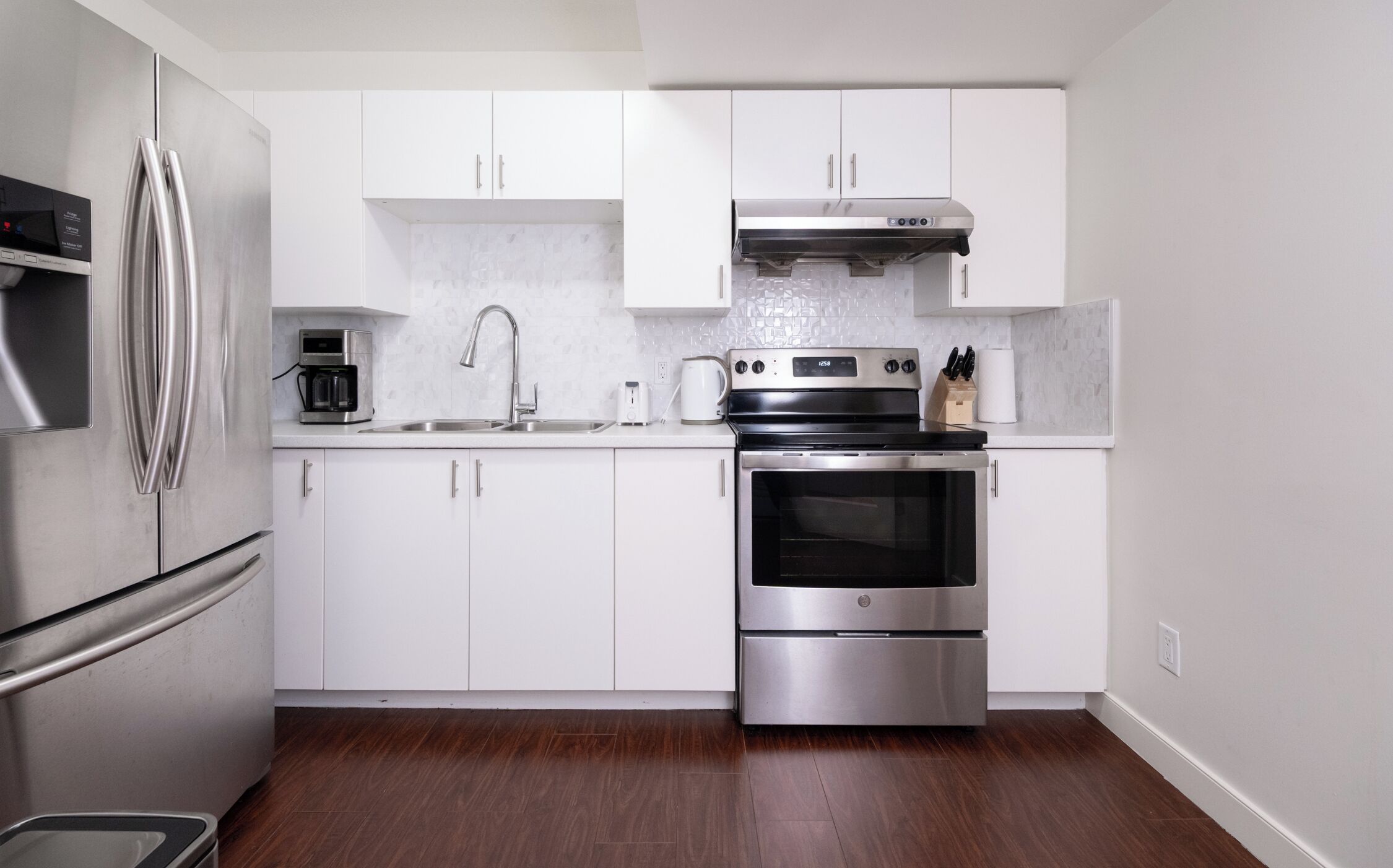 Frigorifero, microonde, forno, piano cottura