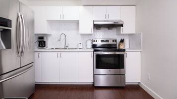 Geladeira, micro-ondas, fogão, cooktop