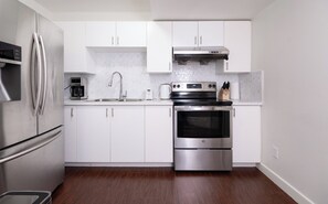 Een koelkast, een magnetron, een oven, een kookplaat