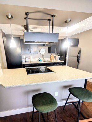 ثلاجة، فرن، موقد طهي مسطح، غسالة أطباق