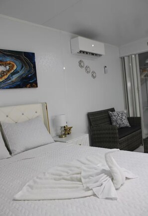 1 bedroom, iron/ironing board, internet, bed sheets