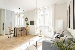 TV - Luxurios Designer Decorated 1 Bedroom Suite walk to Champs-Elysées (Sleeps 3) (Paris)