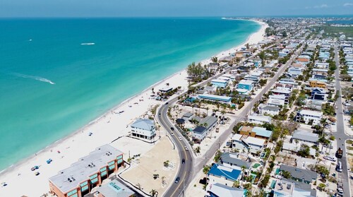 Seaclusion~Across from the Beach~ Heated Pool!