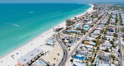 Seaclusion~Across from the Beach~ Heated Pool!