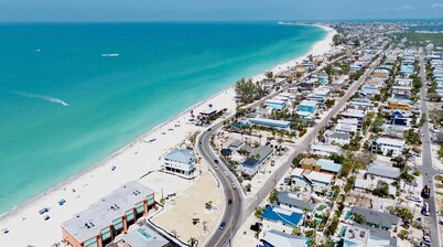 Seaclusion~Across from the Beach~ Heated Pool!