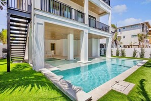 Alberca al aire libre y alberca climatizada