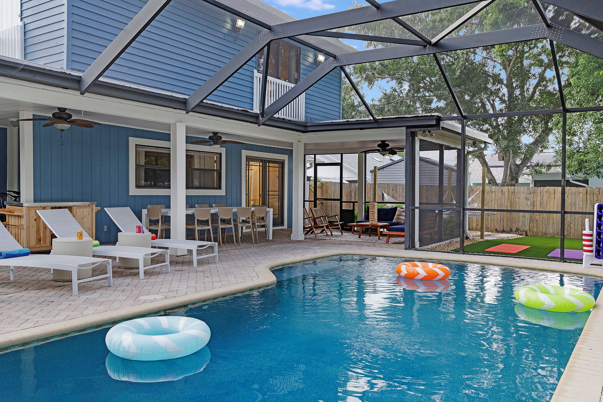 Utendørsbasseng og et oppvarmet basseng