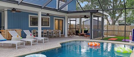 Una piscina al aire libre, una piscina climatizada