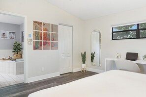 5 bedrooms, desk, iron/ironing board, travel crib