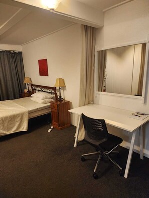 1 dormitori, planxa i posts de planxar, wifi i roba de llit 