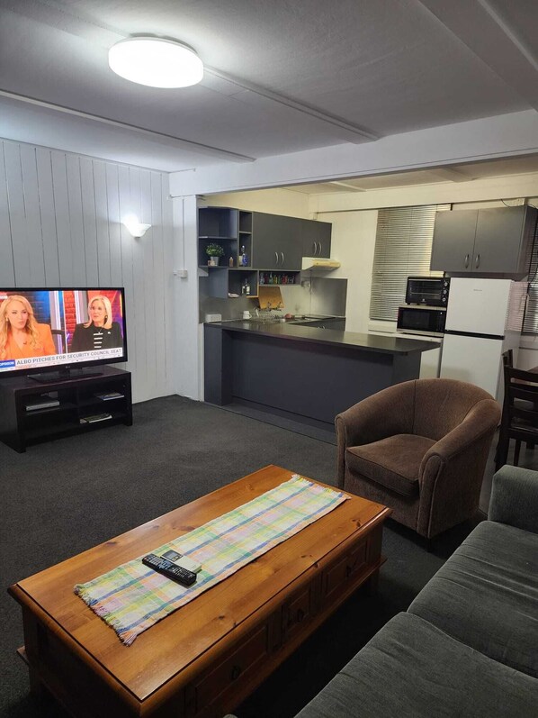 TV - 4km to parliament, 400m to Fyshwick Markets, fully furnished with room for 4 (Griffith)