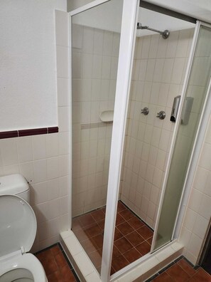 Shower, hair dryer, towels, soap - 4km to parliament, 400m to Fyshwick Markets, fully furnished with room for 4 (Griffith)