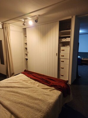 1 slaapkamer, een strijkplank/strijkijzer, wifi, beddengoed